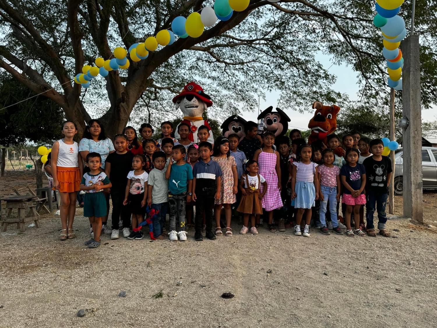 Regala Juan Carlos Terán de la Cruz sonrisas a los niños del Istmo