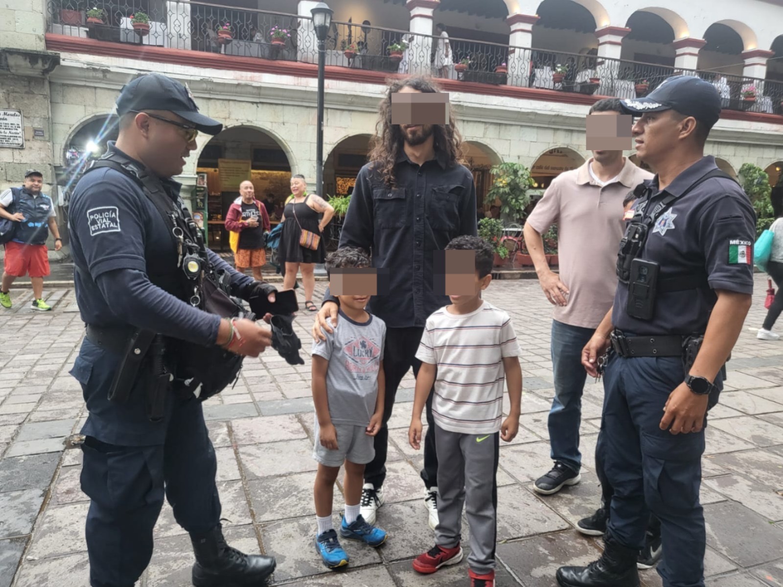 Policía Vial Estatal localiza y entrega a salvo a menor extraviado en la capital oaxaqueña