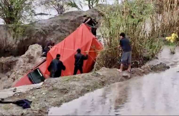 Policía Municipal de Mitla rescata a 2 personas que fueron arrastradas en su camioneta al cruzar un río