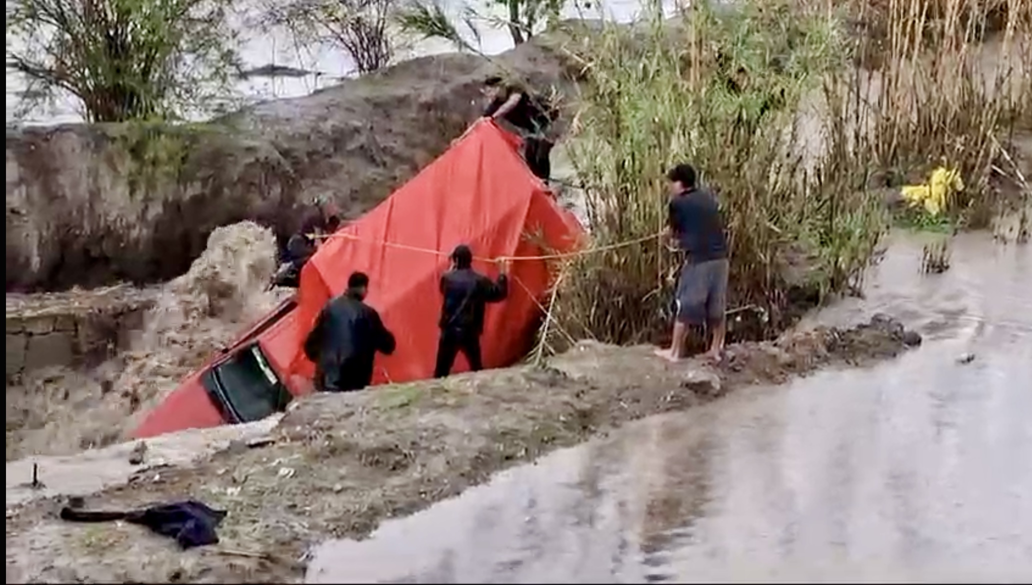 Policía Municipal de Mitla rescata a 2 personas que fueron arrastradas en su camioneta al cruzar un río