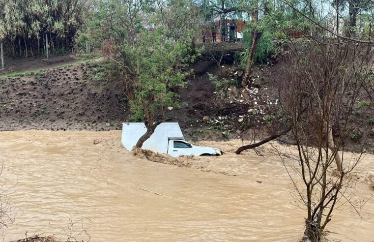 Camioneta del pan es arrastrada por las calles inundada en Zaachila