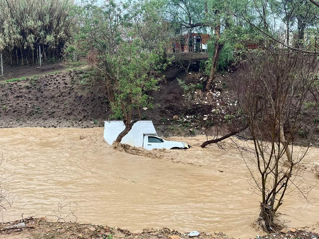 Camioneta del pan es arrastrada por las calles inundada en Zaachila