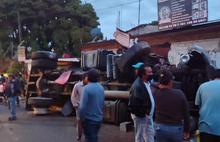 Vuelca una pipa destrozando una casa, una camioneta y un mototaxi en Donají