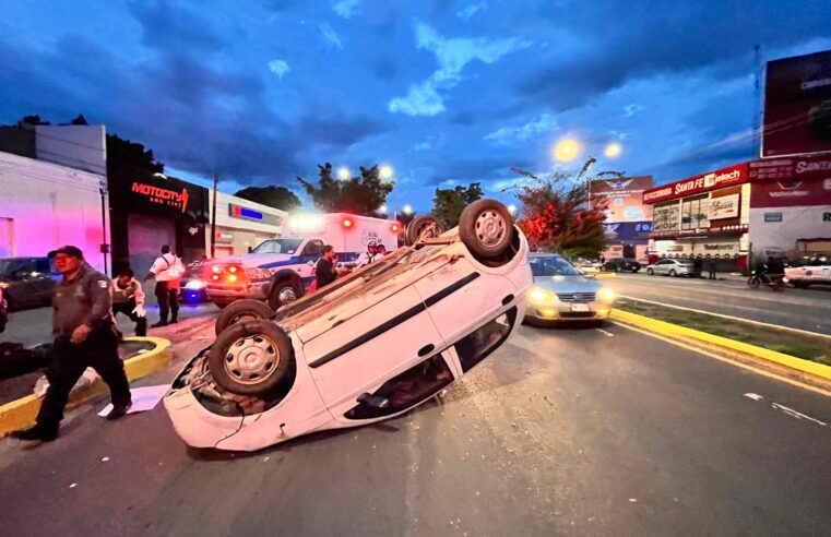 Se registra aparatoso accidente en Símbolos Patrios