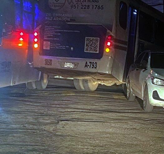 Urbanero causa daños a un vehículo mal estacionado y como siempre el chofer huyó plácidamente
