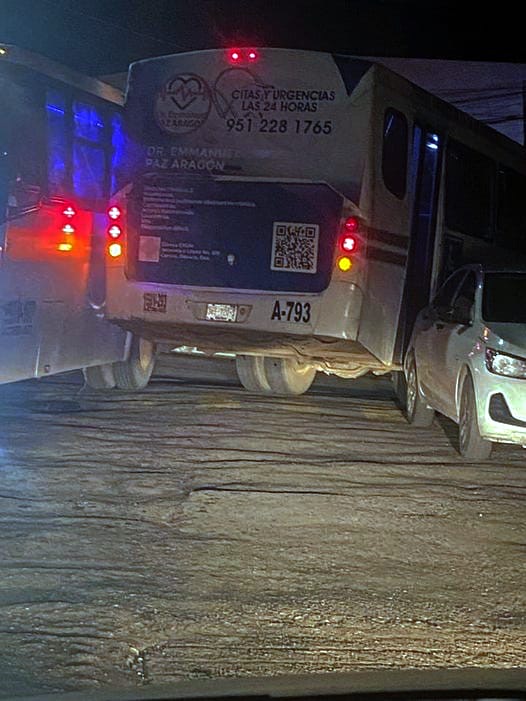 Urbanero causa daños a un vehículo mal estacionado y como siempre el chofer huyó plácidamente