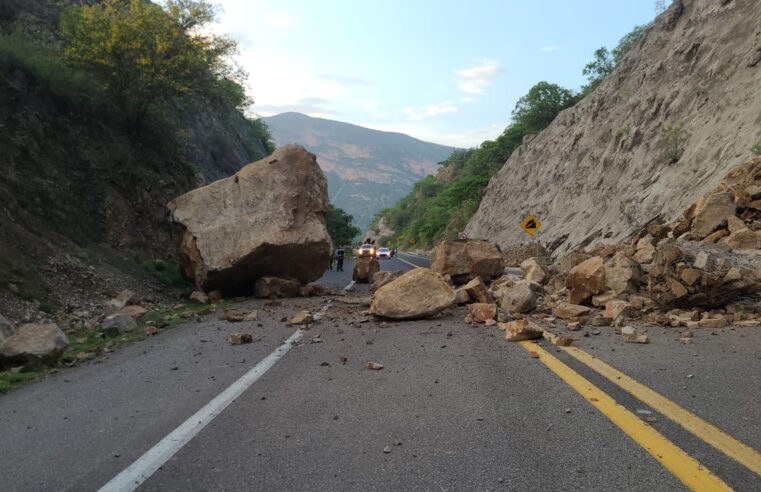 Cae enorme roca sobre la autopista Oaxaca-Cuacnopálan