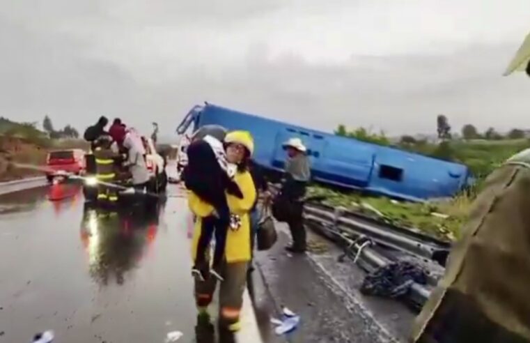 Volcadura de autobús deja 50 lesionados en Puebla, muchos son oaxaqueños