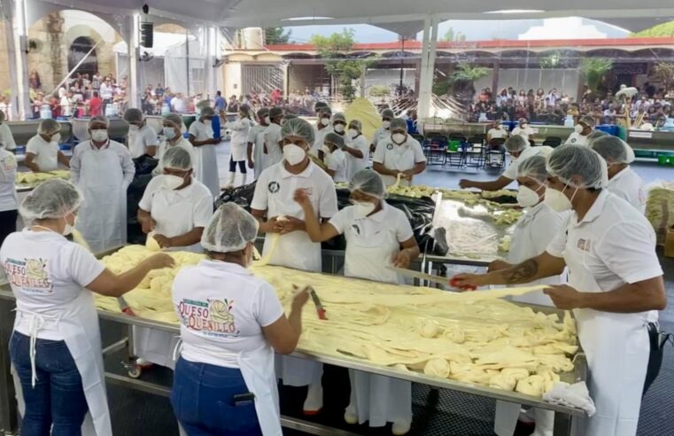 Oaxaca inscribe su nombre en el libro de los Récord Guinness con el quesillo más grande del mundo