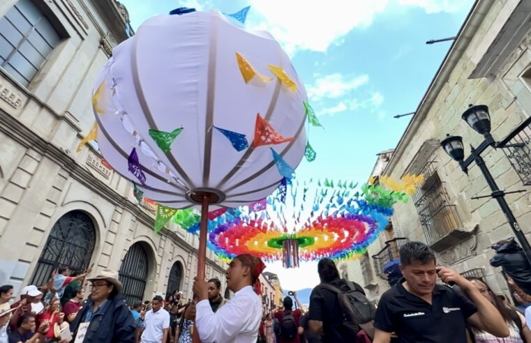 Espectacular Desfile de Delegaciones participantes en el Primer Lunes del Cerro
