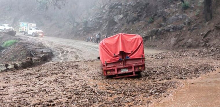 Suspenden vialidad sobre carretera Oaxaca-Ixtlán a la altura de Ixtepeji