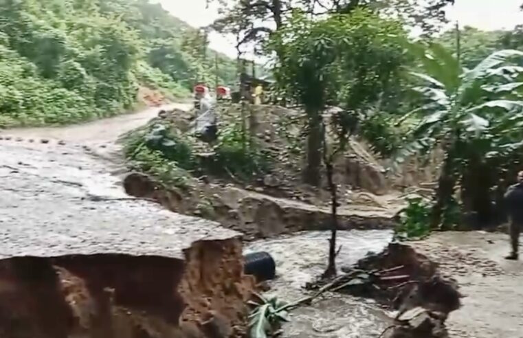 Las lluvias se llevan parte de la carretera que comunica a San Gabriel Mixtepec y Puerto Escondido