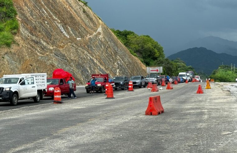 Largas filas de autos varados en la Autopista a la Costa