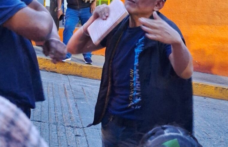 Padres de familia detienen a un sujeto que pedía nombres y números telefónicos de menores