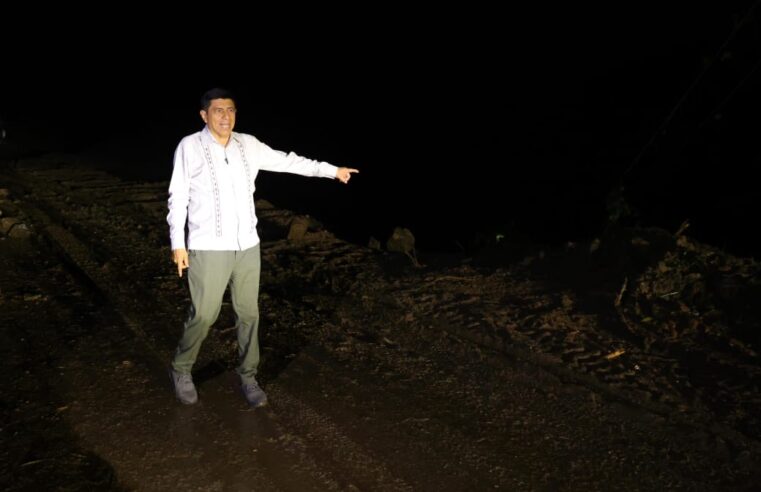 Recorre Salomón Jara daños a red carretera ocasionados por crecida del río La Arena en la Costa