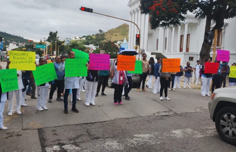 Trabajadores del Hospital Civil bloquean calles