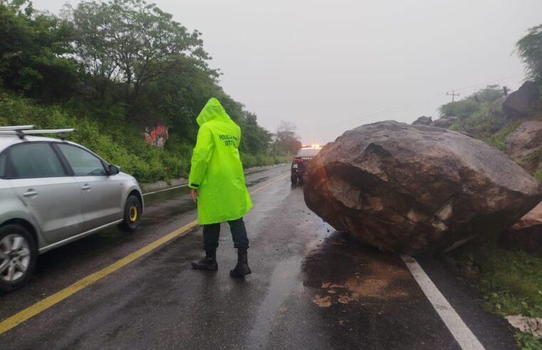 ¡Precaución! hay derrumbes en la Carretera Federal 190; se recomienda manejar con cuidado