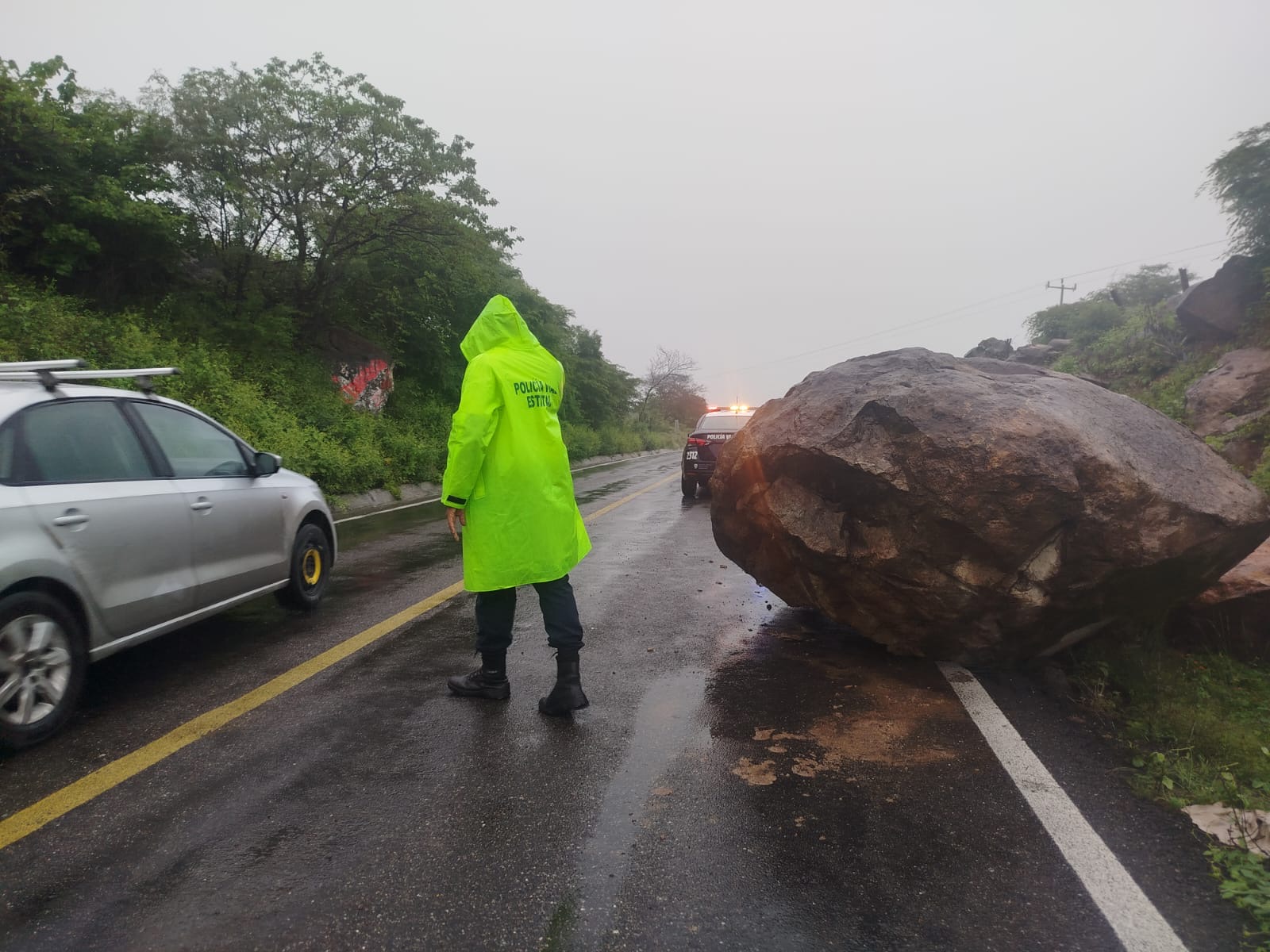 ¡Precaución! hay derrumbes en la Carretera Federal 190; se recomienda manejar con cuidado