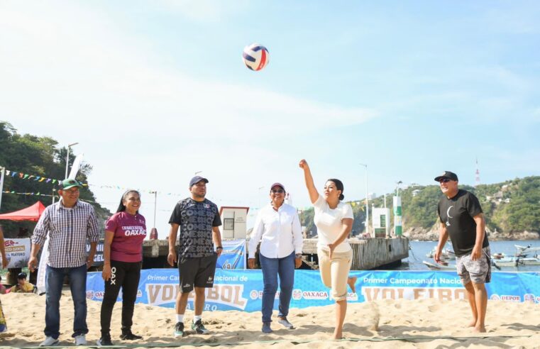 !La mano de la suerte! Saymi Pineda da el primer saque para el Campeonato Nacional de Voleibol en Puerto Ángel