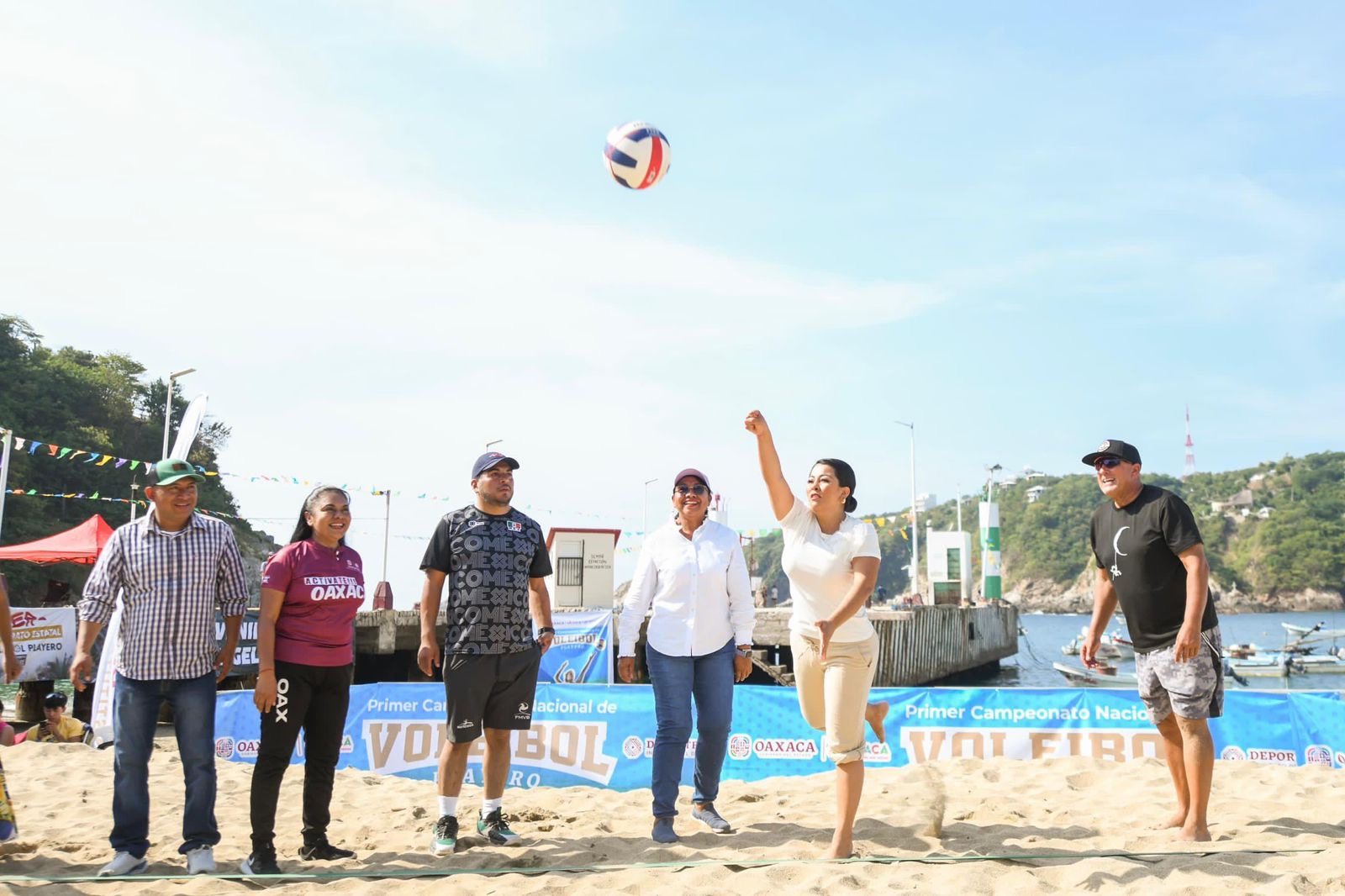 !La mano de la suerte! Saymi Pineda da el primer saque para el Campeonato Nacional de Voleibol en Puerto Ángel