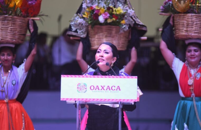 Saymi Pineda preside el 50 aniversario del Auditorio Guelaguetza