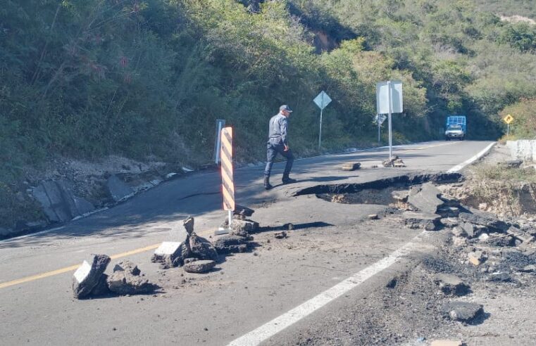 Se registró un derrumbe y hundimiento en la carretera a Santa Catarina Ixtepeji