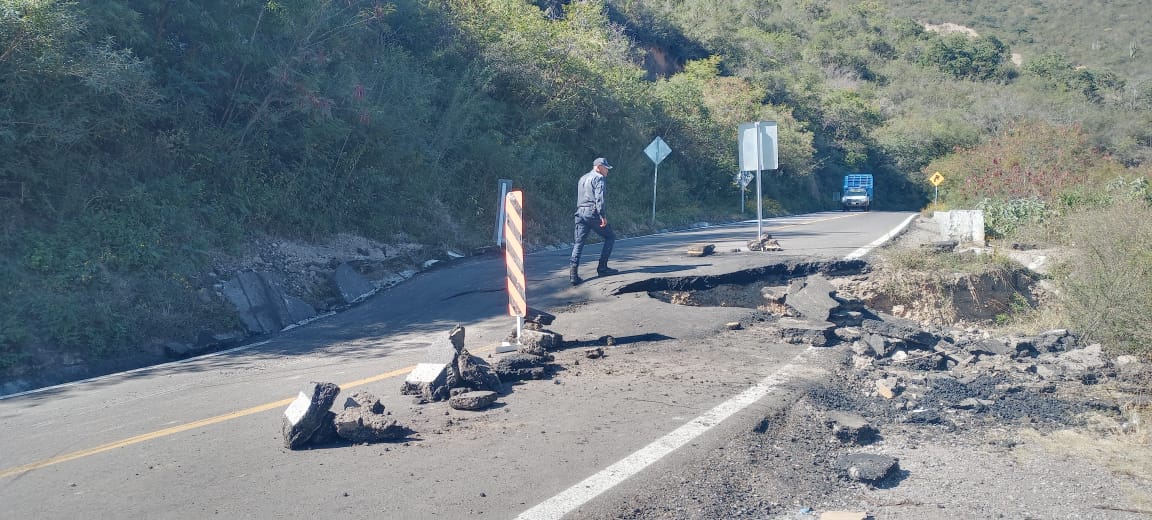 Se registró un derrumbe y hundimiento en la carretera a Santa Catarina Ixtepeji