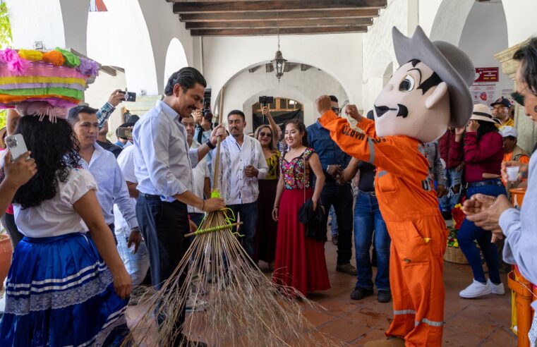 Reconocen a barrenderas y barrenderos en su día con alegre calenda