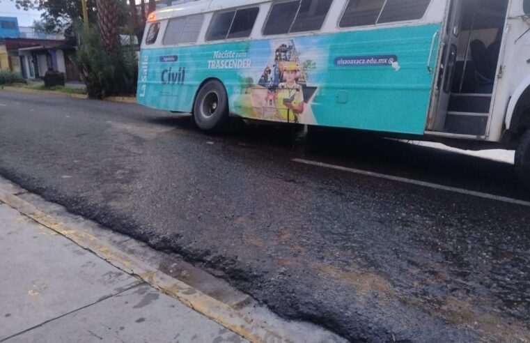Fuga de agua provoca accidente de autobús escolar