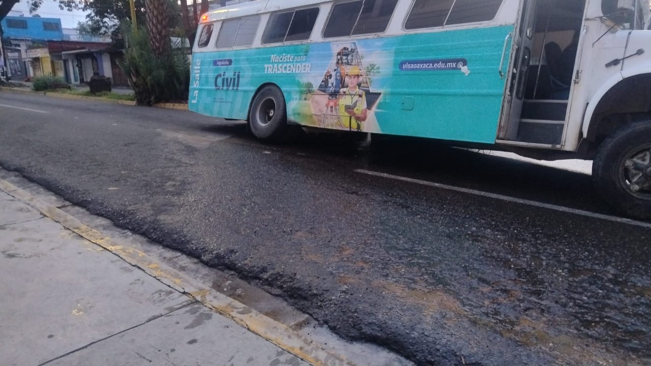 Fuga de agua provoca accidente de autobús escolar