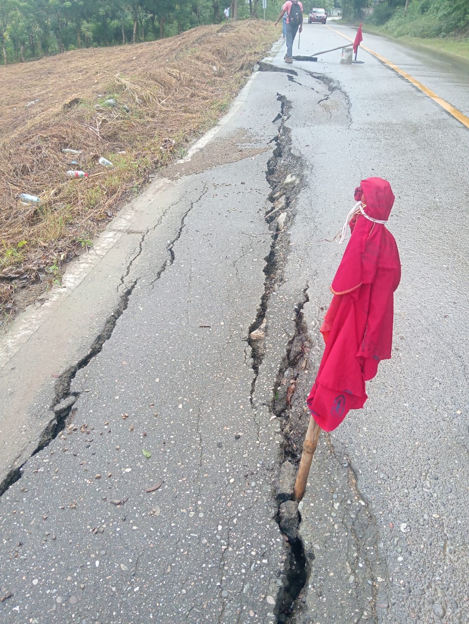Se registra hundimiento en la carretera federal 182, tramo Tuxtepec – Jalapa de Díaz ¡extrema precauciones!