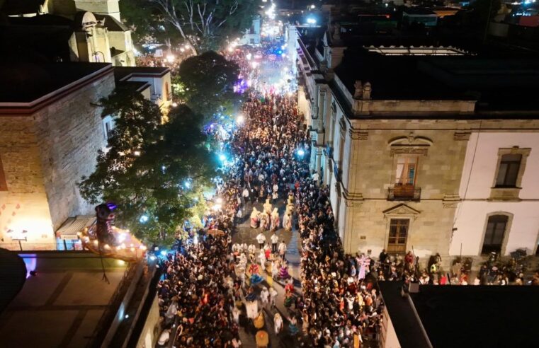 Gran Comparsa de Día de Muertos reúne en Oaxaca a miles de personas