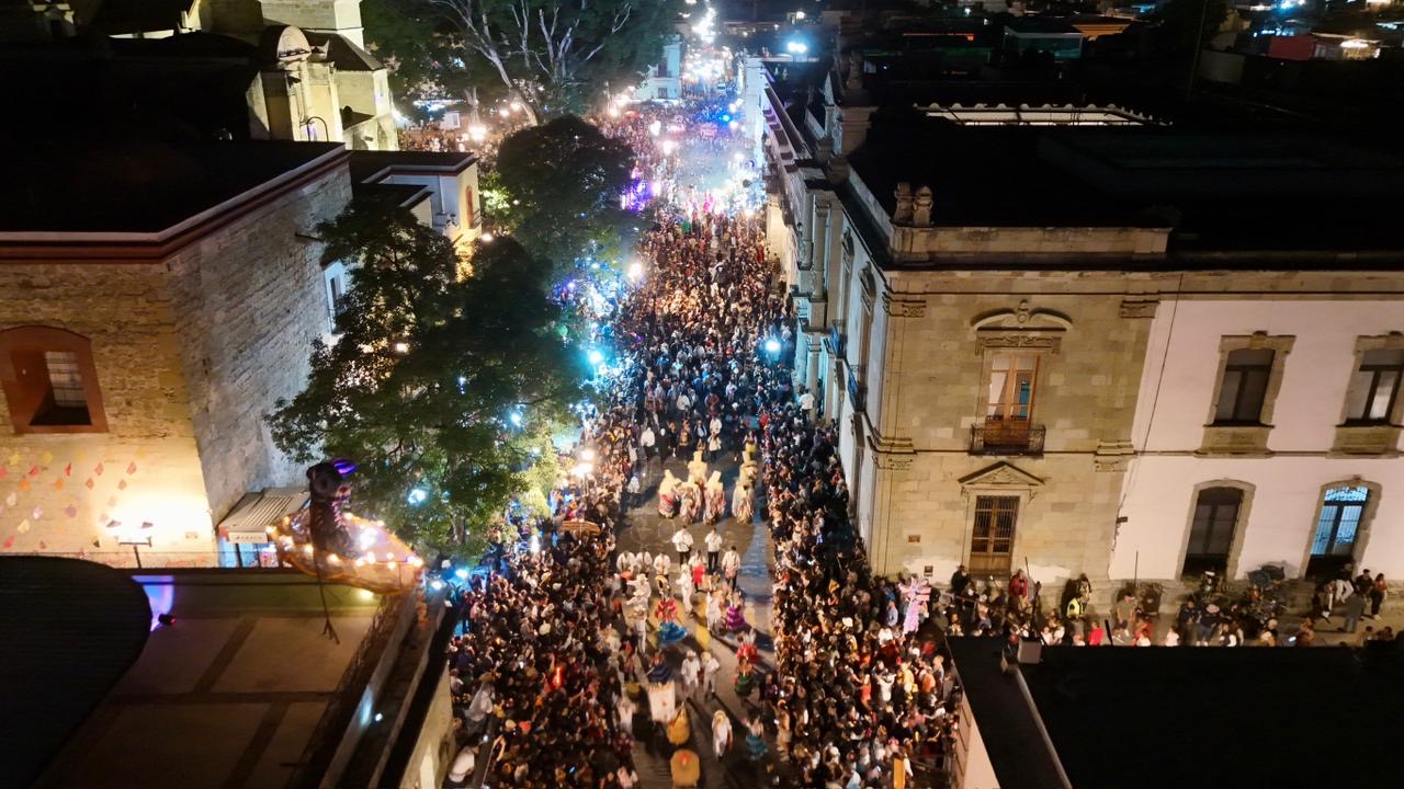 Gran Comparsa de Día de Muertos reúne en Oaxaca a miles de personas