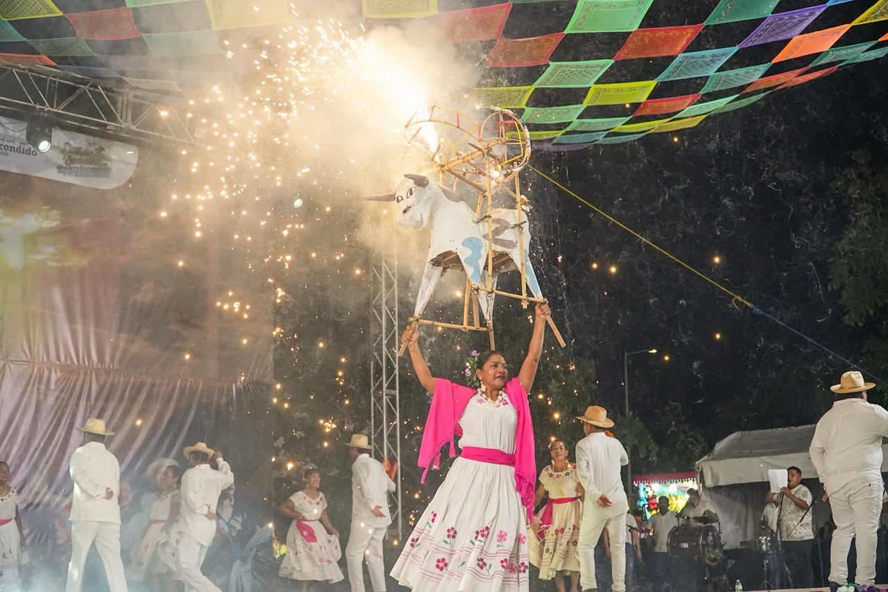 El XXXII Festival Costeño de la Danza hace vibrar Puerto Escondido