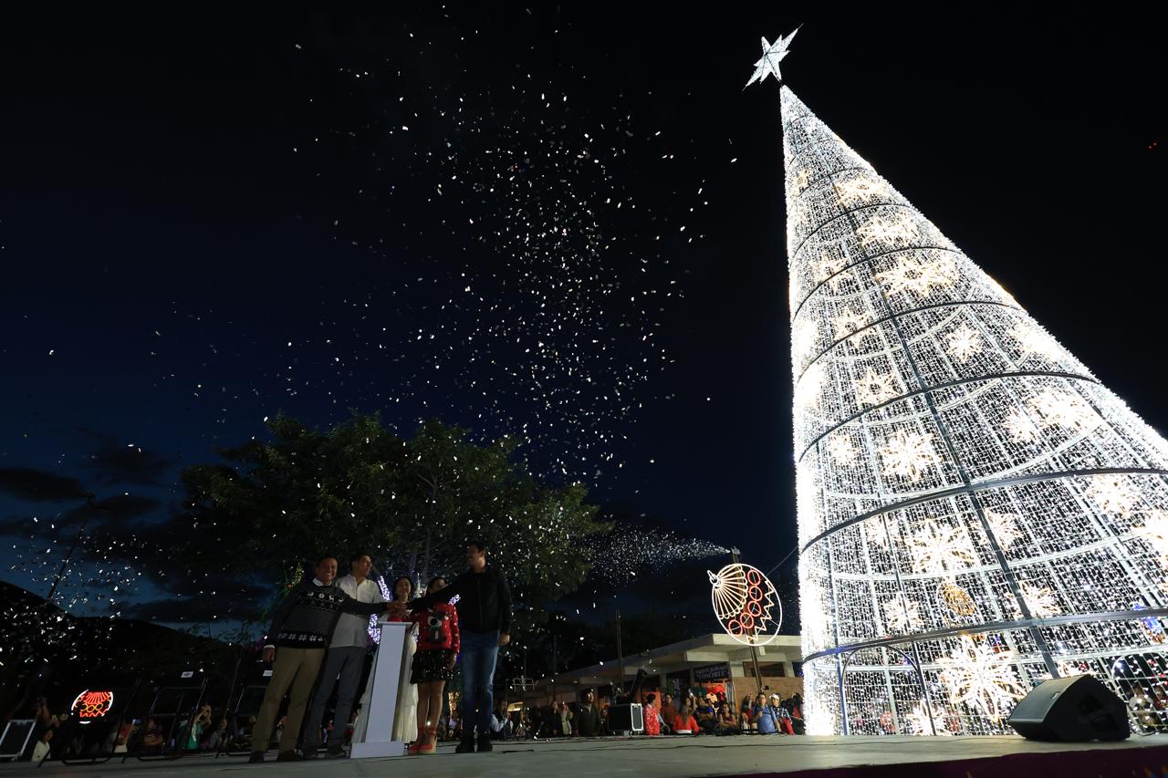En presencia de 20 mil asistentes, Irma Bolaños y Salomón Jara inauguran el Festival Navideño que fortalece lazos familiares