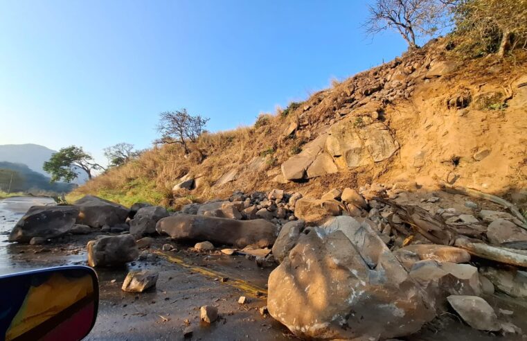 Sismo en Guerrero provoca un derrumbe en la Carretera Nacional Tierra Colorada