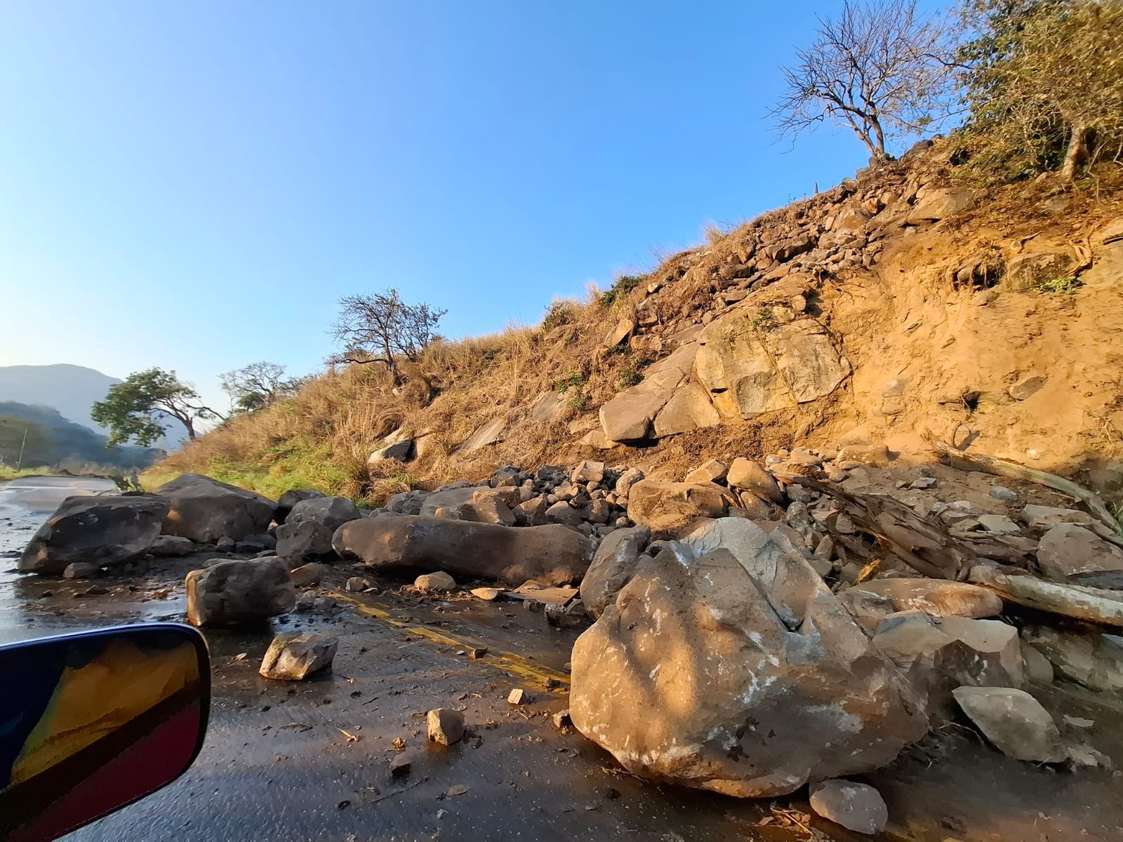 Sismo en Guerrero provoca un derrumbe en la Carretera Nacional Tierra Colorada