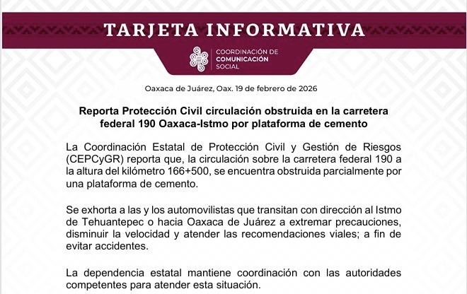 Circulación obstruida en la carretera federal 190 Oaxaca-Istmo por plataforma de cemento