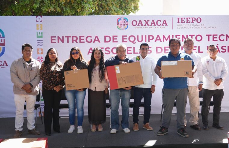 Fortalece Ayuntamiento de Santa Cruz Xoxocotlán equipamiento tecnológico en escuelas de nivel básico