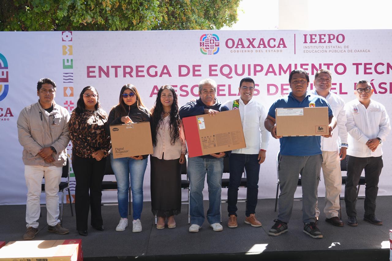 Fortalece Ayuntamiento de Santa Cruz Xoxocotlán equipamiento tecnológico en escuelas de nivel básico