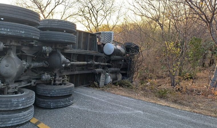 Cerrada la carretera Tequisistlán–Tehuantepec por volcadura de un torton