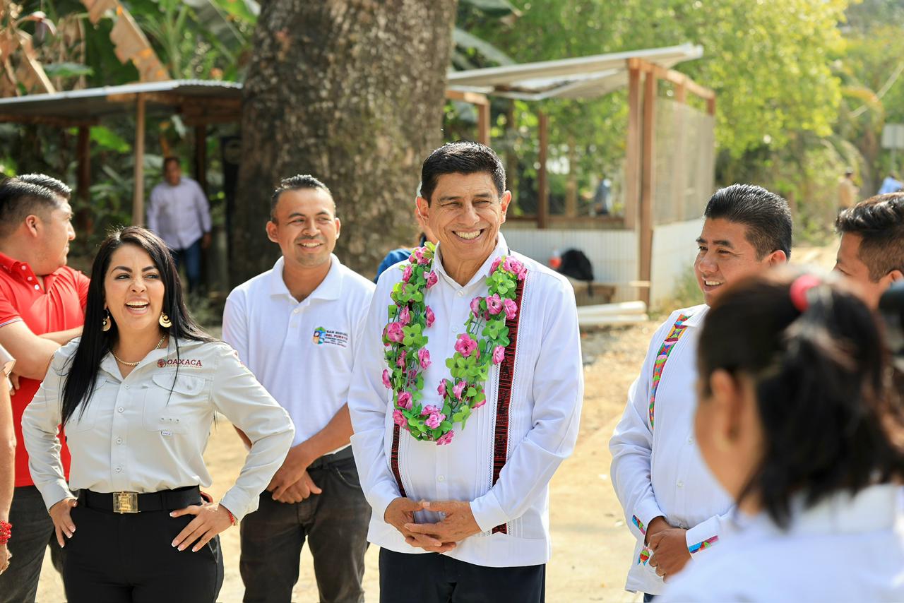 Supervisa Salomón Jara pavimentación de la carretera San Miguel del Puerto–Santa María Xadani que potencia este destino turístico ecológico