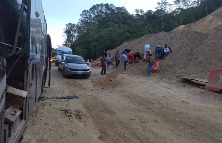Turistas se organizan para tapar baches en la Autopista Barranca Larga-Ventanilla