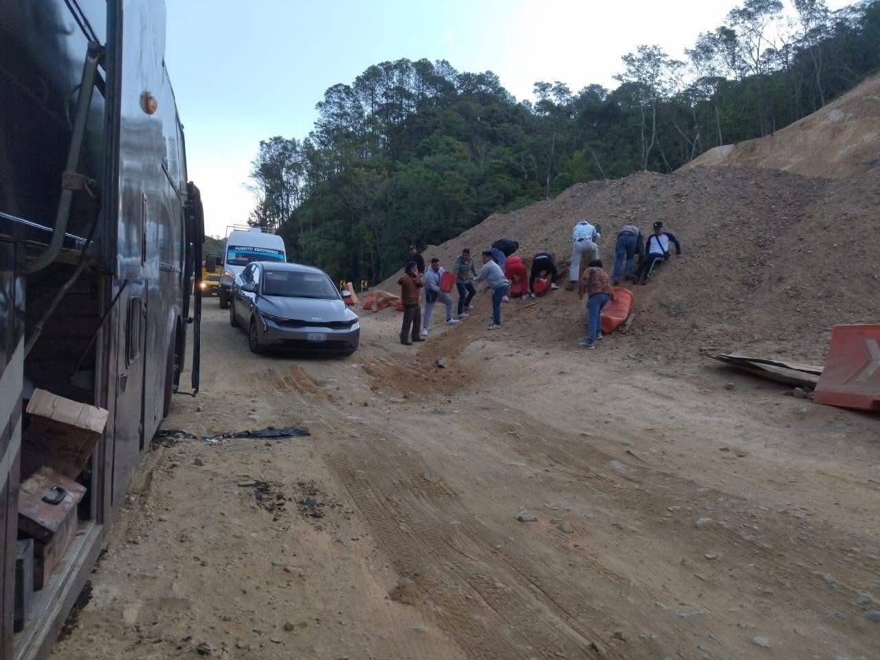 Turistas se organizan para tapar baches en la Autopista Barranca Larga-Ventanilla