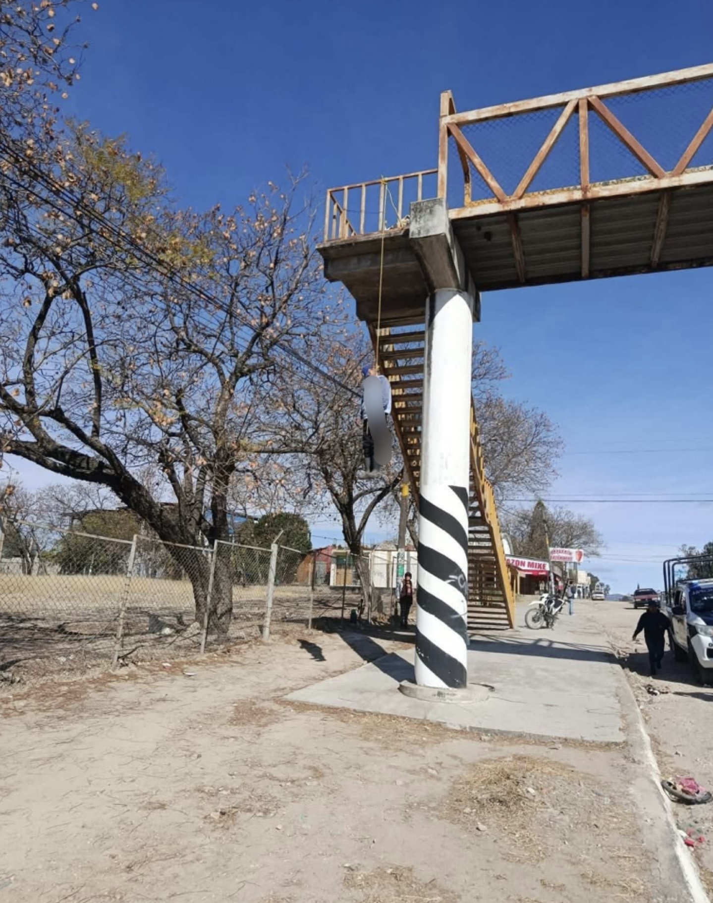 Muere un hombre colgado de un puente en San Sebastián Etla