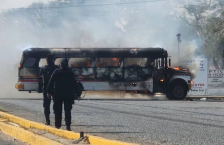 Presunto grupo criminal secuestra e incendia un camión de pasajeros en Juchitán