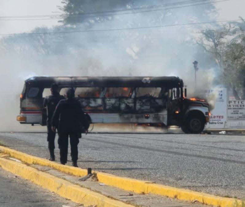 Presunto grupo criminal secuestra e incendia un camión de pasajeros en Juchitán