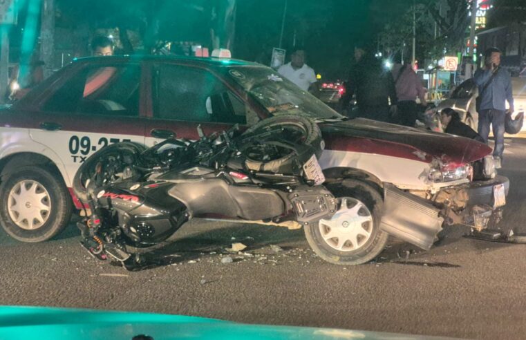 Otro accidente entre taxi foráneo y motociclista deja 2 lesionados