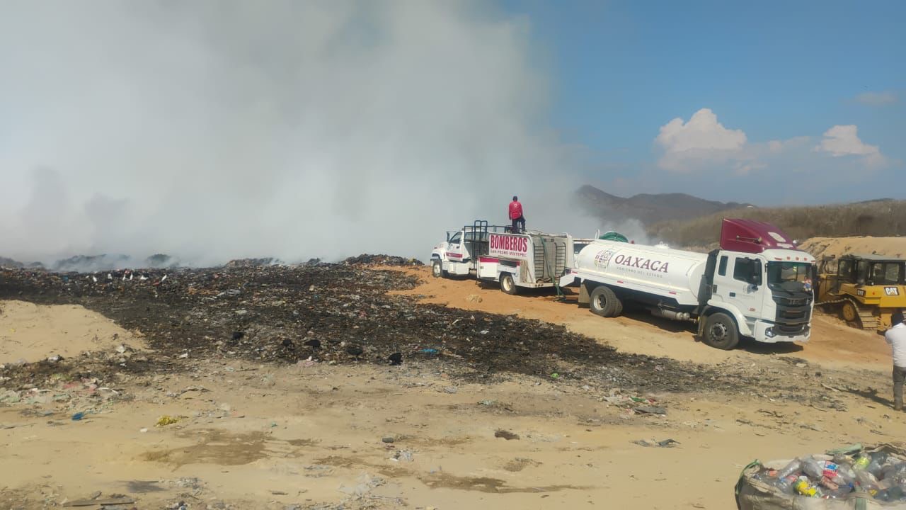 Se suma Ceabien a combate de incendio en basurero de San Pedro Mixtepec