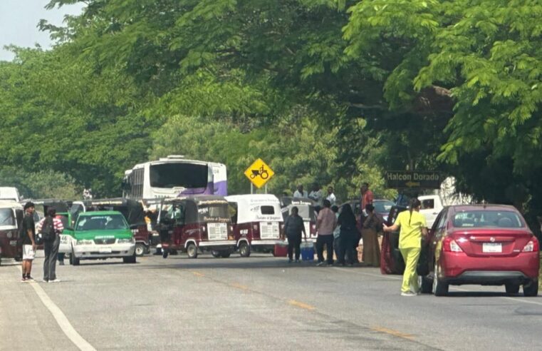 Mototaxistas bloquean la Carretera Transístmica